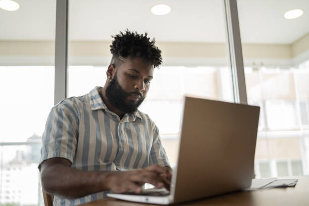 집에서 일하는 청년 - laptop using laptop studying working at home 뉴스 사진 이미지