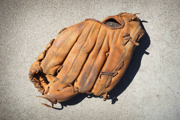 balle molle de base-ball - baseball glove baseball baseballs old fashioned photos et images de collection