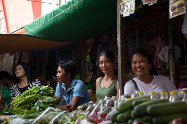 filipinos trabalhando no mercado em puerto princesa, palawan - filipino ethnicity women philippines palawan - fotografias e filmes do acervo