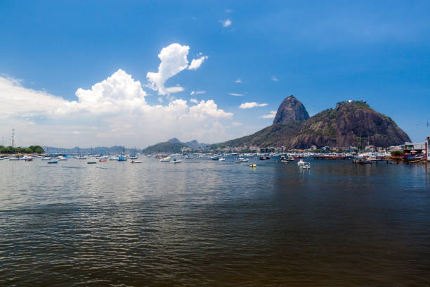 montagne de pain de sucre derrière la baie de botafogo à rio de janeiro, brésil - rio de janeiro brazil sugarloaf mountain marina photos et images de collection