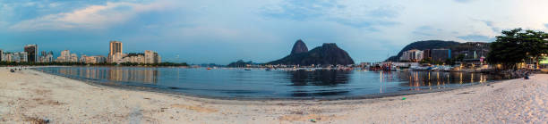 panorama de la baie de botafogo à rio de janeiro, brésil - rio de janeiro brazil sugarloaf mountain marina photos et images de collection