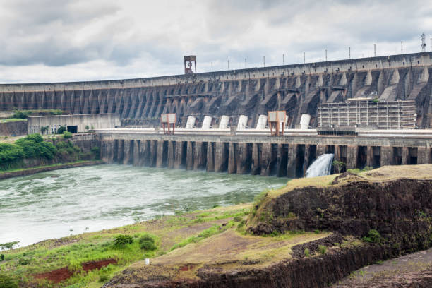 barrage d’itaipu sur la rivière parana à la frontière du brésil et du paraguay - itaipu dam photos et images de collection