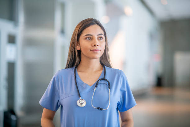 estudiante de medicina confiado usando exfoliantes médicos - female nurse fotografías e imágenes de stock