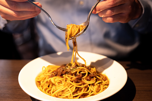 A man eating pasta with meat sauce.
A blend of Japanese and Western.
Hand-made fresh pasta.