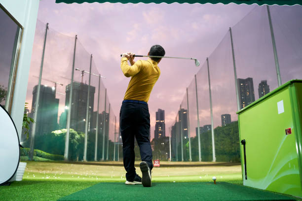 visão traseira do homem asiático praticando balanço de golfe - golf golf swing men exercising - fotografias e filmes do acervo