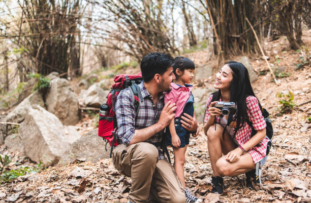 para azjatycka i kaukaska na wakacjach bawiąc się razem.szczęśliwa rodzina z plecakami robiąc selfie smartfonem i wędrówki. - camping hiking tent couple zdjęcia i obrazy z banku zdjęć