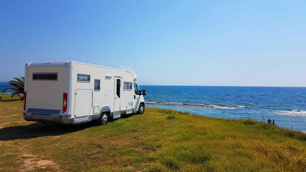 夏休み晴れ暑い日に海のそばのキャラバントレーラーカー - travel trailer ストックフォトと画像