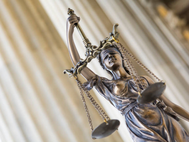 正義のテディスまたはジャスティーティアの像、法的概念として、イオン秩序のコロネードに対する正義の目隠し女神 - scales of justice weight scale law gavel ストックフォトと画像