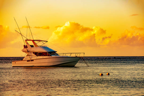 barco de pesca ao pôr do sol na praia pública de albion, na costa oeste da ilha de maurício, áfrica. - ethereal - fotografias e filmes do acervo