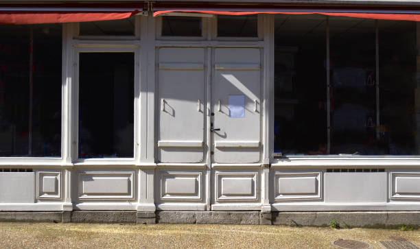 istock Saint-Lunaire shop closed 1309540132
