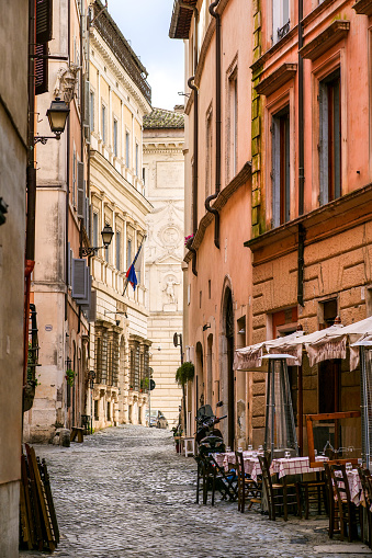 Un hermoso y escondido callejón cerca de la plaza Campo de Fiori en el casco antiguo de Roma photo