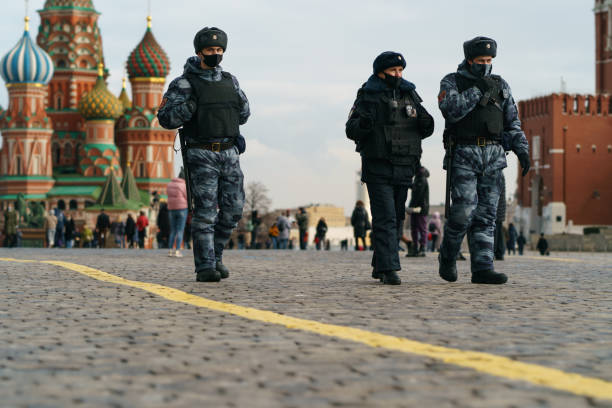 patrulha policial na praça vermelha de moscou no dia da primavera - russian culture women spy russia - fotografias e filmes do acervo