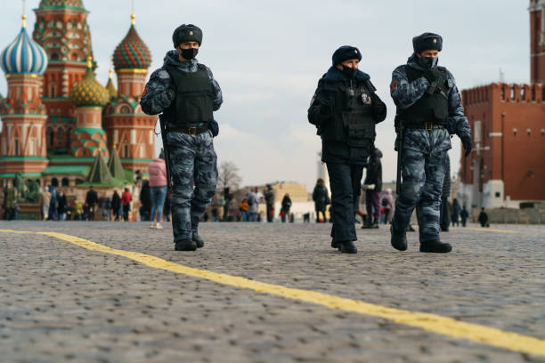 полицейский патруль на красной площади в москве в весенний день - russia moscow russia st basils cathedral kremlin стоковые фото и изображения