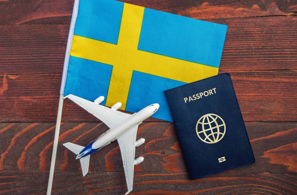 나무 배경에 여권과 장난감 비행기와 스웨덴의 국기 - passport sweden customs europe 뉴스 사진 이미지