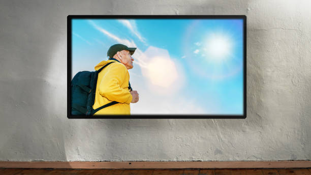 grand écran plat de tv avec la vieille image de voyageur s’arrêtant sur le mur en béton blanc. - wall mount photos et images de collection