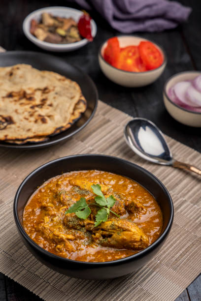 spicy gravy chicken served in a bowl with chapati - non veg imagens e fotografias de stock