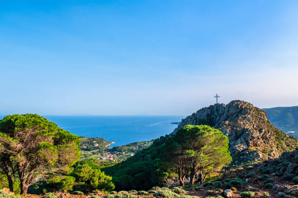 monte mar di capanna all'elba (arcipelago toscano, italia) - cross autumn sky beauty in nature foto e immagini stock