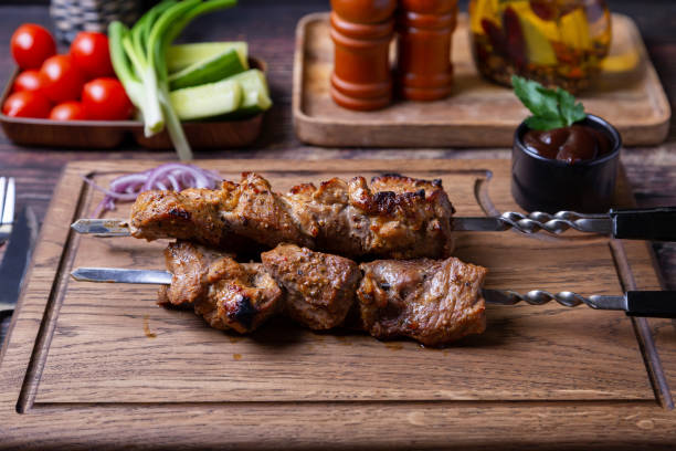 kebab tradizionali russi su spiedini con verdure. carne di maiale alla griglia (kebab in contanti). - spit roasted barbecue grill barbecue pork foto e immagini stock