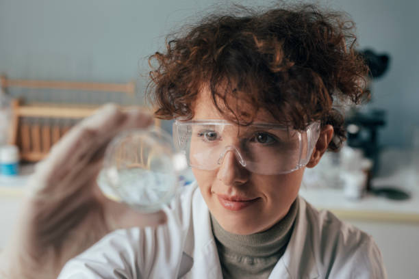 wissenschaftler hand in einem schützenden gummi handschuh hält eine petrischale mit bakterien probe - petri dish fotos stock-fotos und bilder