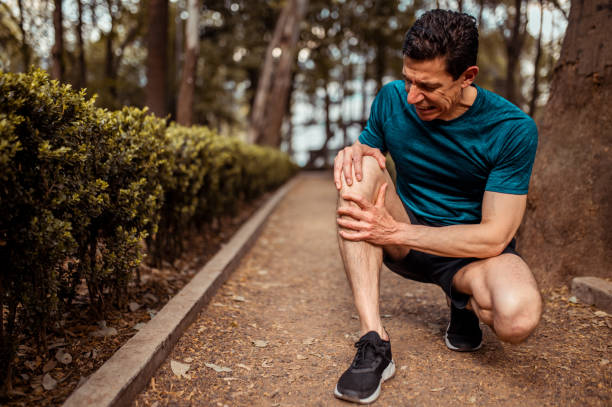 istock The athlete has knee pain 1309562777