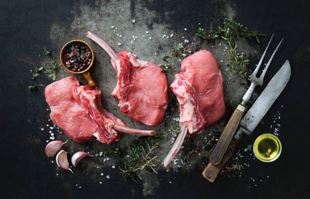 carne de ternero crudo con ingredientes de fondo rústico oscuro - veal rack fotografías e imágenes de stock