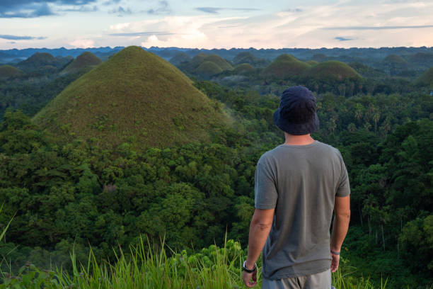 viaggiatore a natural landmark chocolate hills a bohol, filippine - bohol foto e immagini stock