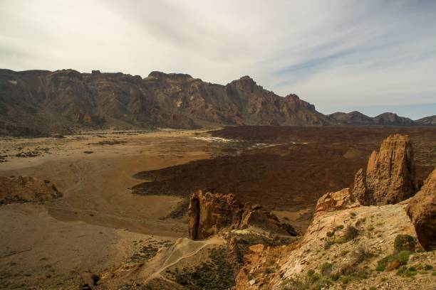 trockene und felsige landschaft des teide nationalparks. - el teide national park stock-fotos und bilder