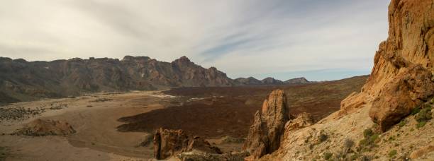 trockene und felsige landschaft des teide nationalparks. - el teide national park stock-fotos und bilder