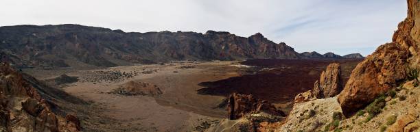 trockene und felsige landschaft des teide nationalparks. - el teide national park stock-fotos und bilder