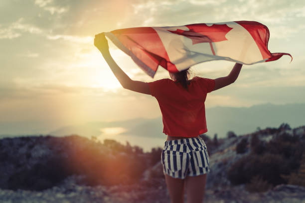 девочка-подросток размахивая флагом канады во время бега - toronto canada flag montreal стоковые фото и изображения