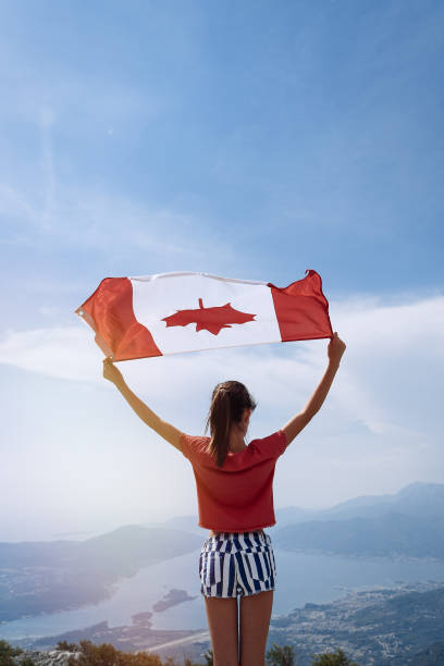 adolescente ondea bandera canadiense - toronto canada flag montreal fotografías e imágenes de stock