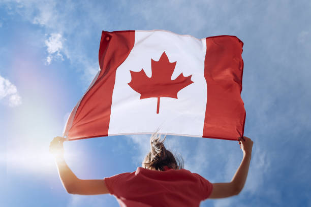 adolescente ondea bandera canadiense - toronto canada flag montreal fotografías e imágenes de stock