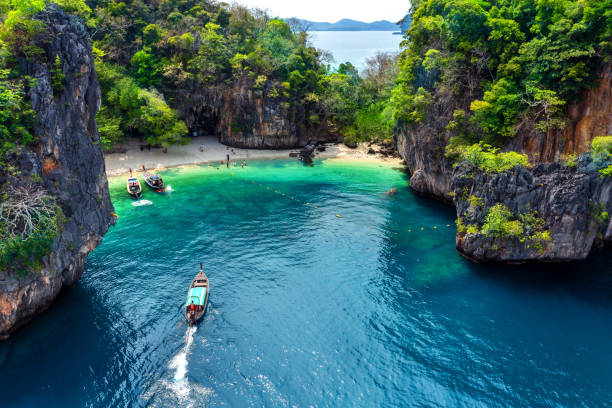 タイのクラビにあるラオス船上島の空中写真。 - タイ王国 ストックフォトと画像