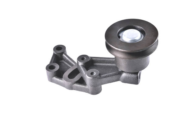 pump drive belt tensioner for car engine cooling system, engine pump drive belt tensioner roller, auto engine cooling system detail, car repair, truck engine detail, close-up white background tensor de la correa de accionamiento de la bomba para el sistema de refrigeración del motor del coche, rodillo tensor de la correa de accionamiento de la bomba del motor, detalle del sistema de refrigeración del motor de automóviles, reparación del coc