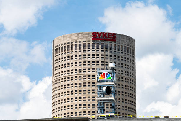 sede de oficinas corporativas de sykes enterprises para la empresa en externalización de procesos de negocios y el logotipo de la organización de noticias de medios masivos msnbc en florida - msnbc fotografías e imágenes de stock