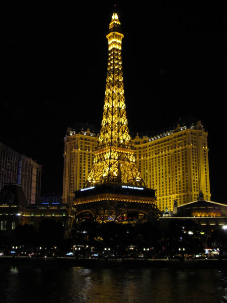 vue panoramique du strip de las vegas la nuit dans le nevada - sports venue luxury love enjoyment photos et images de collection