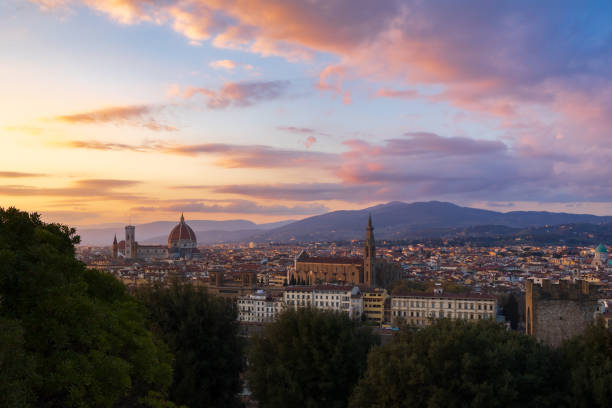 skyline di firenze al tramonto con drammatico cielo rosa, belle arti - dramatic sky duomo santa maria del fiore piazzale michelangelo florence italy foto e immagini stock