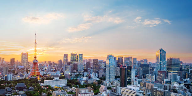 paysage urbain de l’horizon de tokyo, vue aérienne panoramique de gratte-ciel de l’immeuble de bureaux et du centre-ville de tokyo dans la soirée. - tokyo prefecture tokyo tower night skyline photos et images de collection