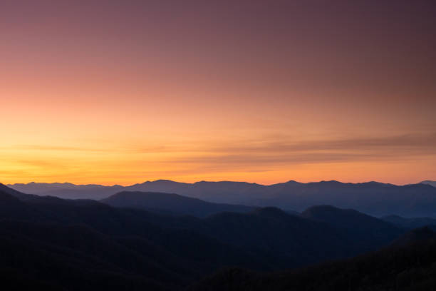 schwache wolken hängen bei sonnenaufgang über bergrücken - great smoky mountains flash stock-fotos und bilder