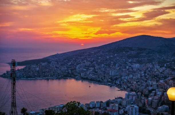 luftpanorama stadtbild bei sonnenuntergang - saranda, albanien - scenics building exterior tourist resort orange stock-fotos und bilder