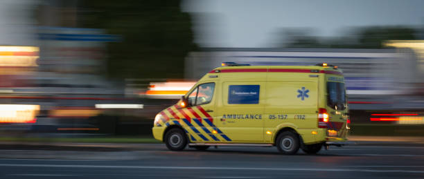 niederländischer krankenwagen verlässt das zgt-krankenhaus in almelo - medical occupation flash stock-fotos und bilder