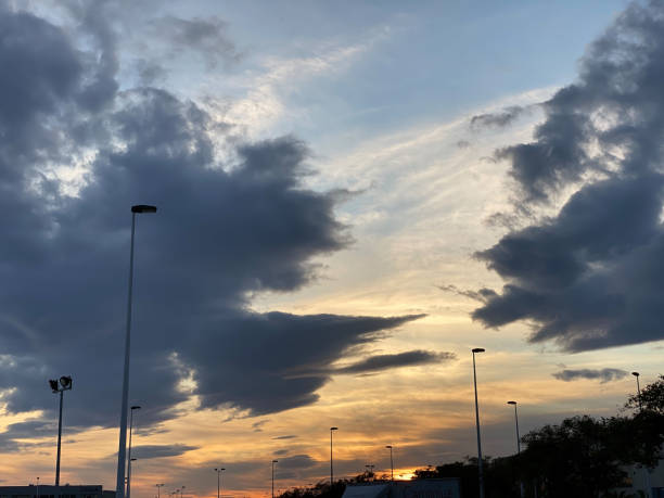 belo nascer do sol em um estacionamento à beira-mar, localizado em alicante, espanha. - beach parking lot car equipment - fotografias e filmes do acervo