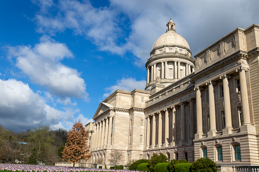 Edificio del Capitolio del Estado de Kentucky iluminado por el sol de la mañana photo
