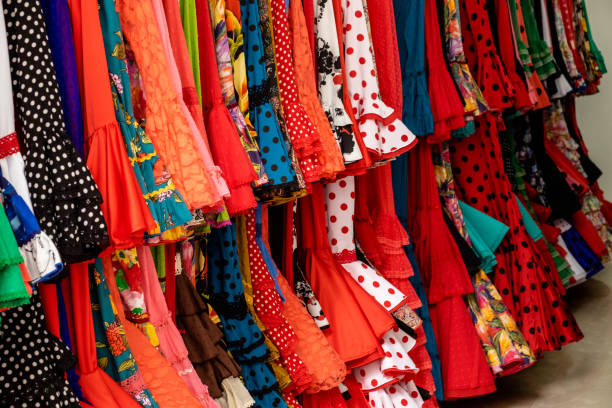販売のためのフラメンコドレス。セビリア。 - seville andalusia spain pattern ストックフォトと画像