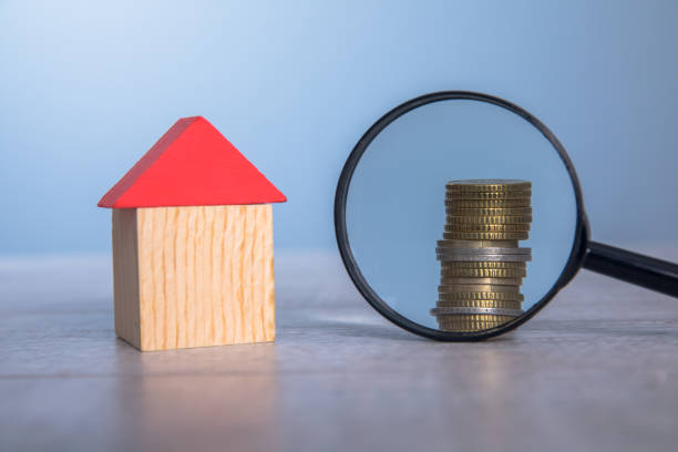 istock magnifier with coins and house model 1309629164