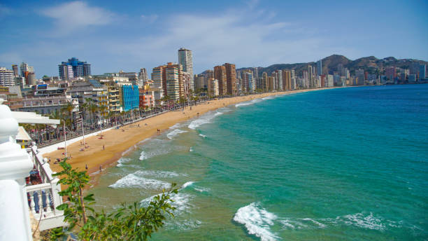 benidorm, hôtels, plages, magasins, pub, restaurants, bars fermés, peu d’occupation à pâques avec la pandémie. - occupancy photos et images de collection