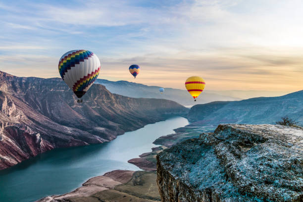 hot air balloons flying over the botan canyon in turkey - hot air balloon landscape sunrise mountain imagens e fotografias de stock