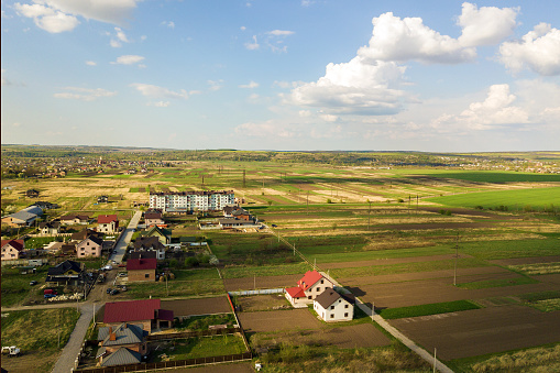 Vista aérea de la zona rural en la ciudad con casas residenciales photo