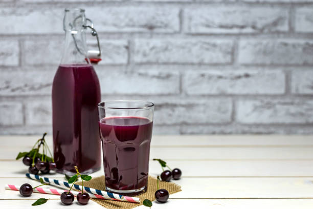 hausgemachter kirschsaft - sour cherry stock-fotos und bilder