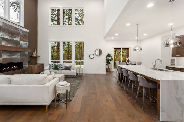 hermosa sala de estar y cocina en nueva casa de lujo con isla cascada, luces colgantes y pisos de madera noble. - fine wood fotografías e imágenes de stock